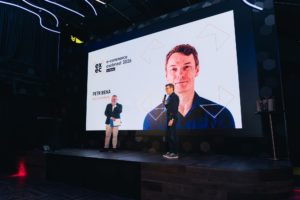 Petr Bena na pódiu při vyhlášení exec e-commerce osobnost 2026
