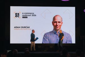 Adam Durčák na pódiu při vyhlášení exec e-commerce osobnost 2026