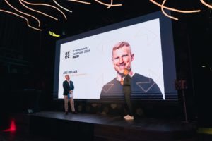 Jiří Votava na pódiu při vyhlášení exec e-commerce osobnost 2026